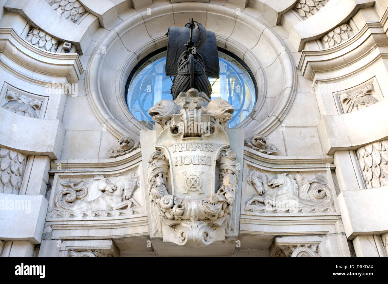 Londra, Inghilterra, Regno Unito. Thames House, 3 Queen Street. Dettaglio della facciata - Galeone (da William Bainbridge Reynolds. 1911-12) Foto Stock