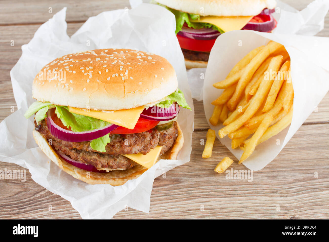 Grandi hamburger con patatine fritte Foto Stock