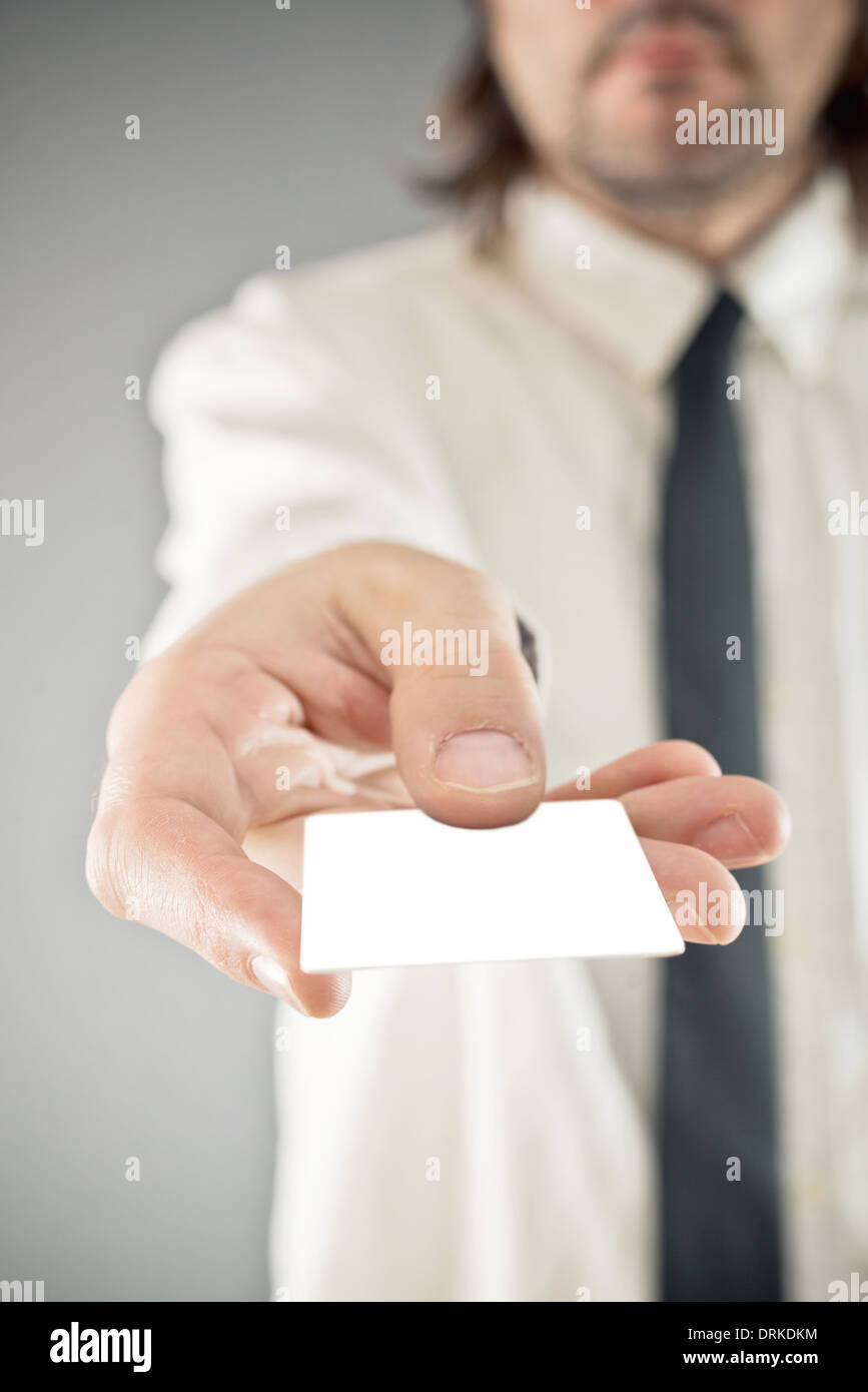 Imprenditore pagando con carta di credito, il fuoco selettivo. Blank carta di credito con copia spazio per qualsiasi titolo o design. Foto Stock