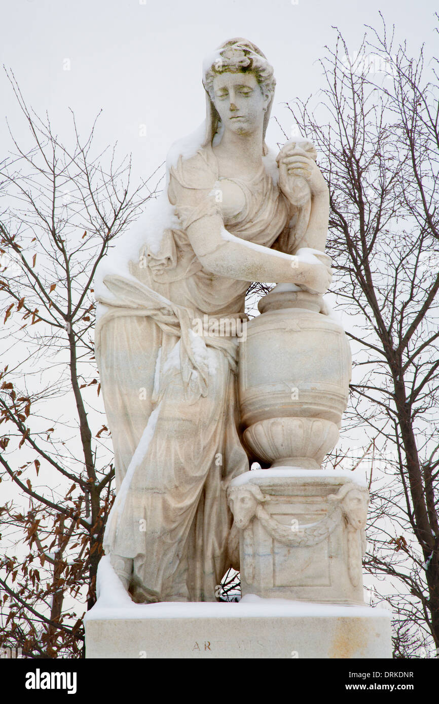 VIENNA, Austria - 15 gennaio 2013: Statua di Artemis dai giardini del Palazzo di Schonbrunn in inverno Foto Stock