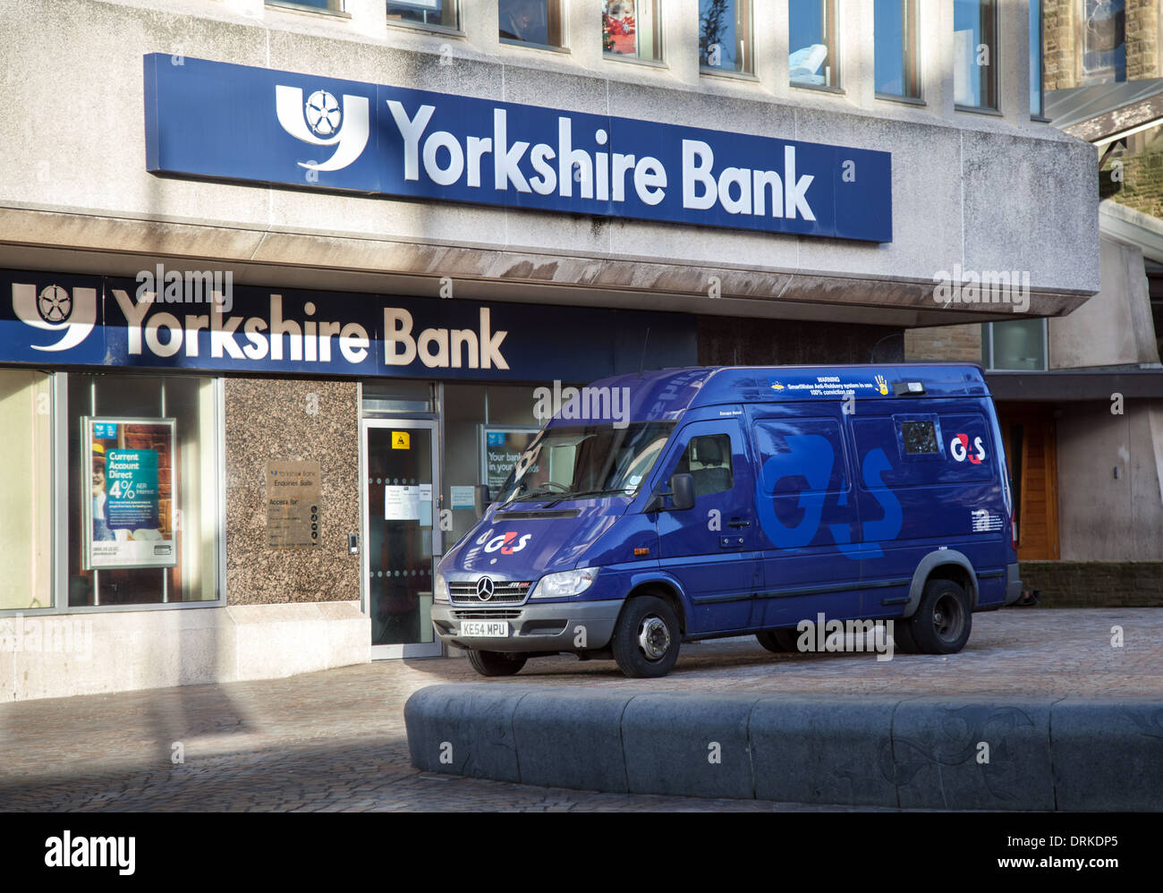 Banca dello Yorkshire 'Church street'  G4S Protezione carico Van attraverso lo sportello posteriore del veicolo blindato in Blackpool, Lancashire, Regno Unito Foto Stock