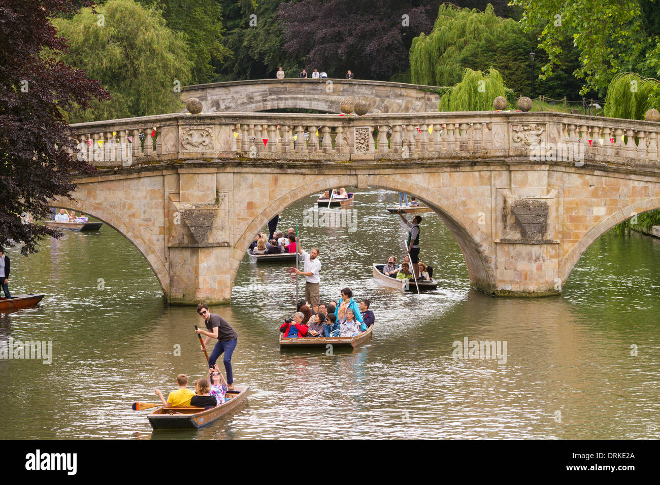 Persone punting sul fiume Cam Clare Bridge sfondo, Cambridge, Inghilterra Foto Stock