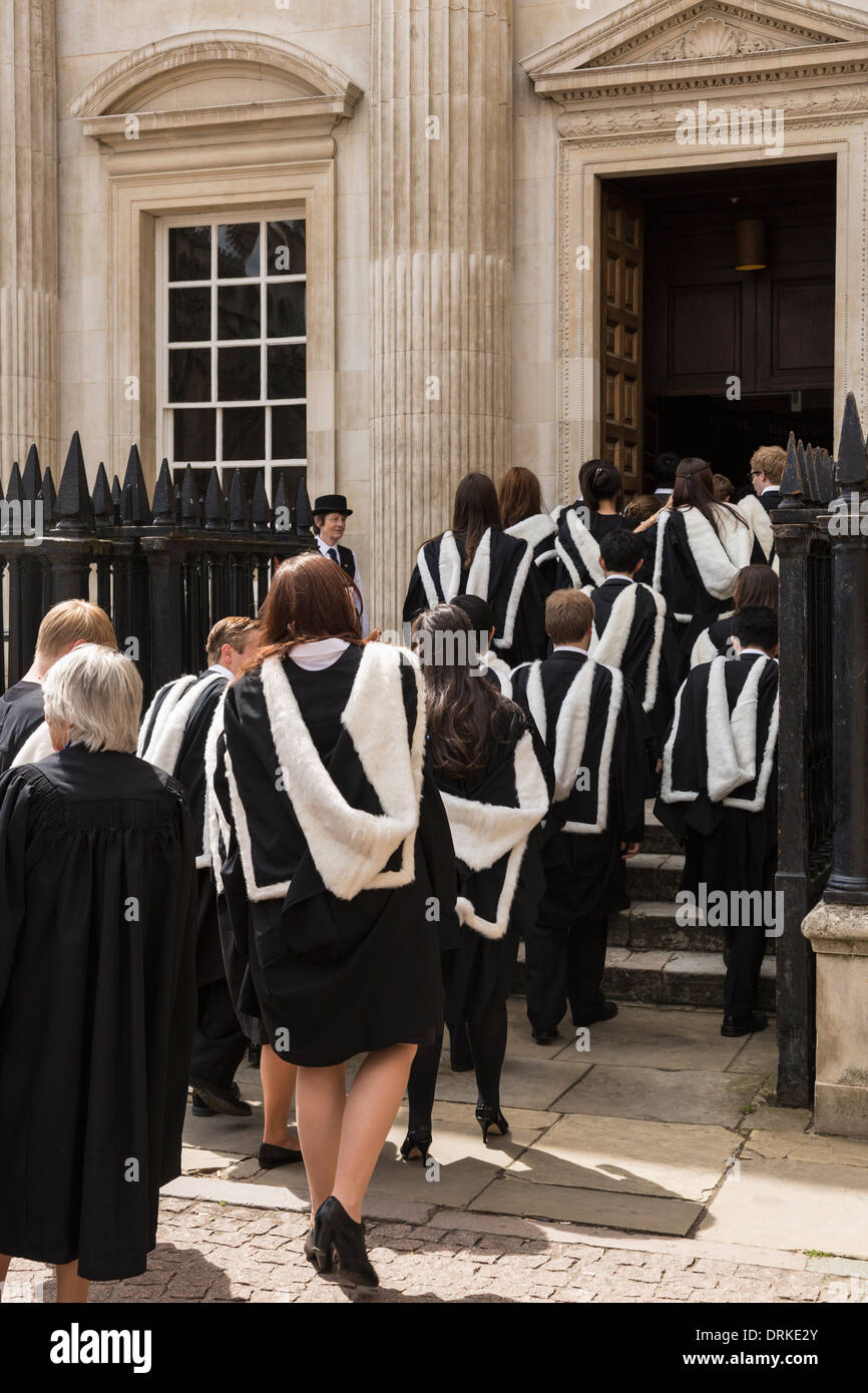 Università di Cambridge laureati Senate House per ricevere il grado, Inghilterra Foto Stock