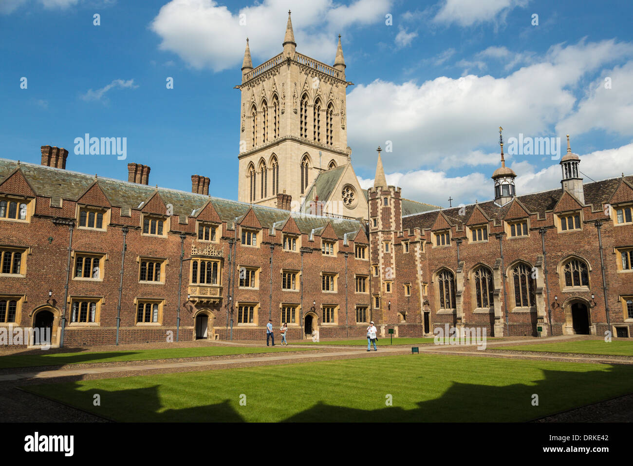 Turisti visitano St Johns College di Cambridge, Inghilterra sulla giornata di sole Foto Stock
