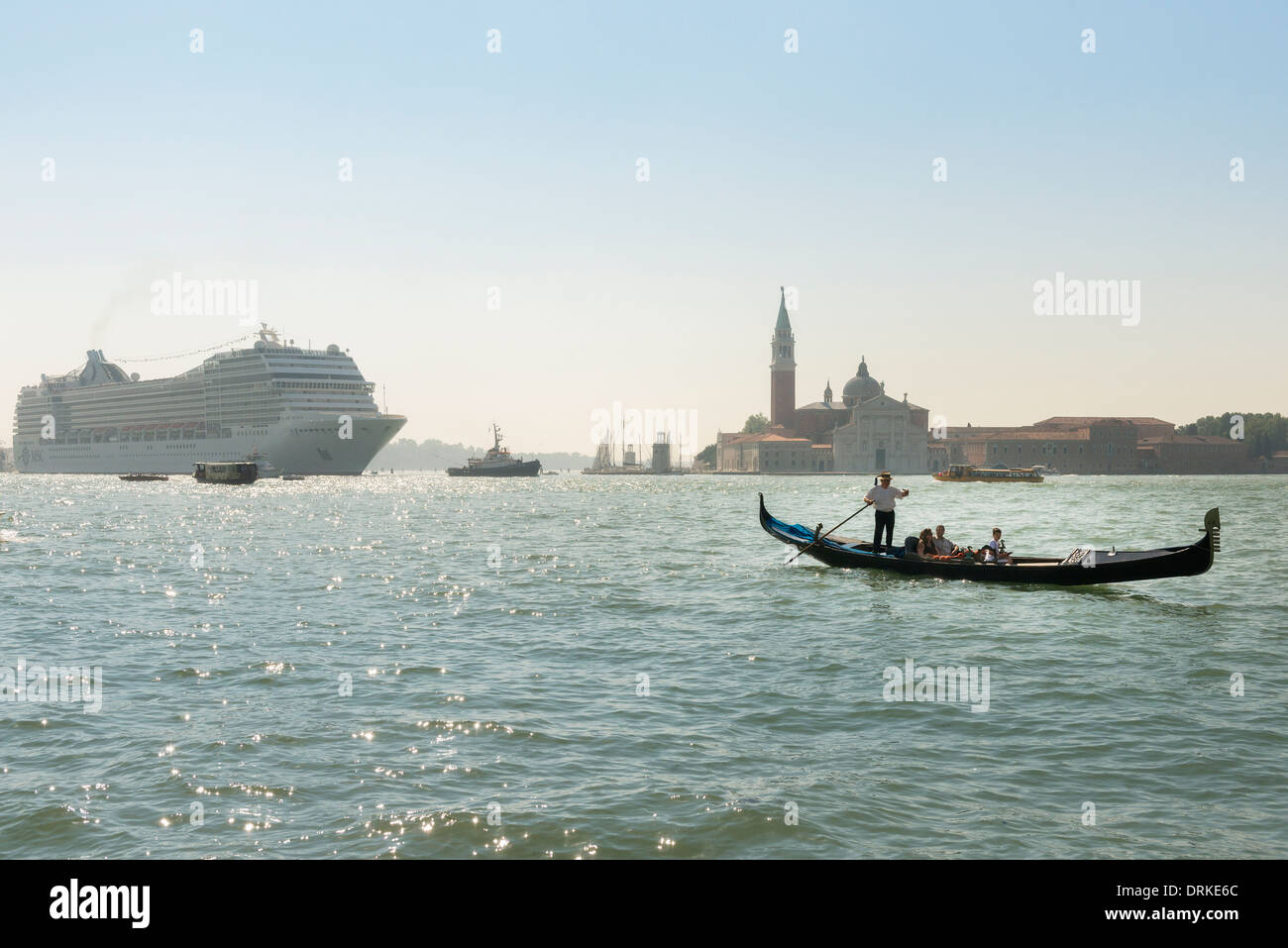 La nave di crociera, gondola. Vecchio e nuovo trasporto nella laguna di Venezia Foto Stock
