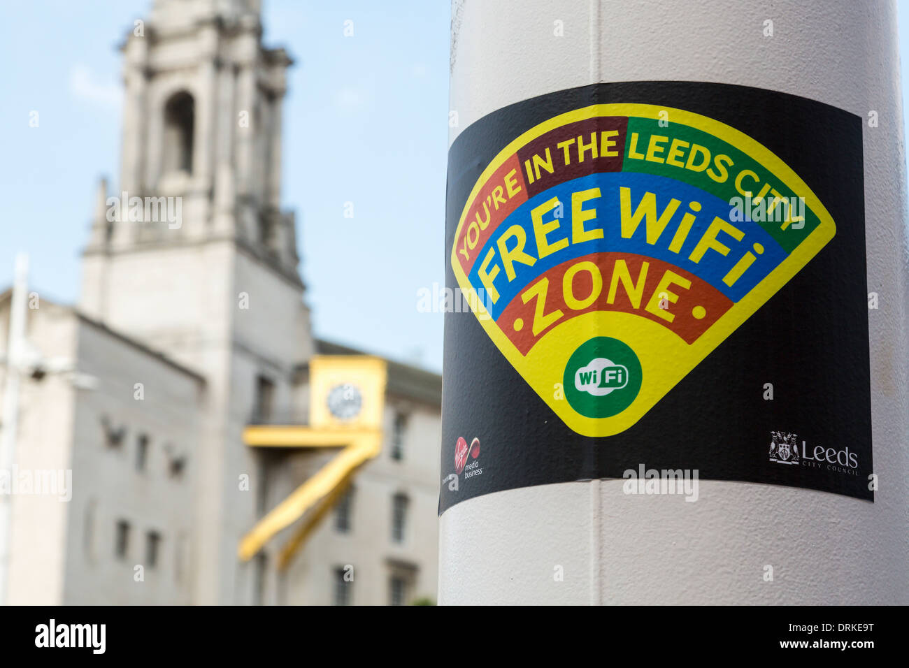 Wifi gratuito segno anteriore della sala civica, Leeds, Inghilterra Foto Stock