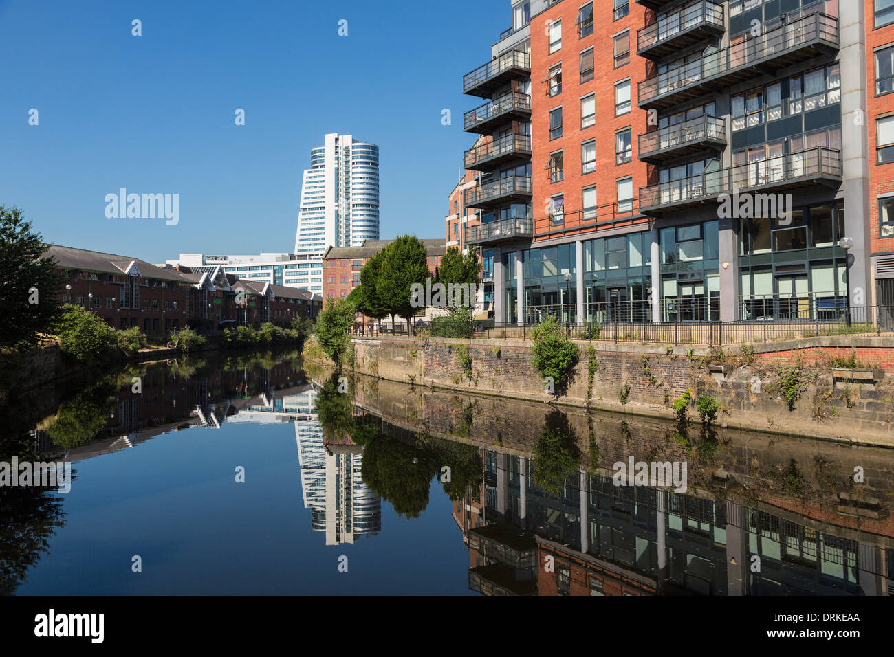 Bridgewater Place e appartamenti lungo il fiume Fiume Aire, Leeds, Inghilterra Foto Stock