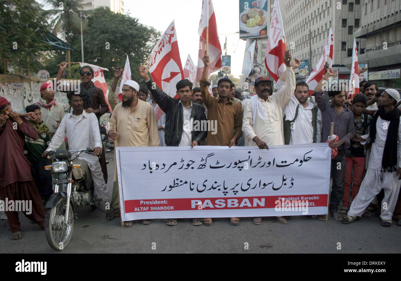 Gli attivisti e i sostenitori di Pasban sono cantando slogan contro vietati sui pillion riding da Sindh Home Dipartimento, durante una manifestazione di protesta a Karachi press club il Martedì, 28 gennaio 2014. Foto Stock