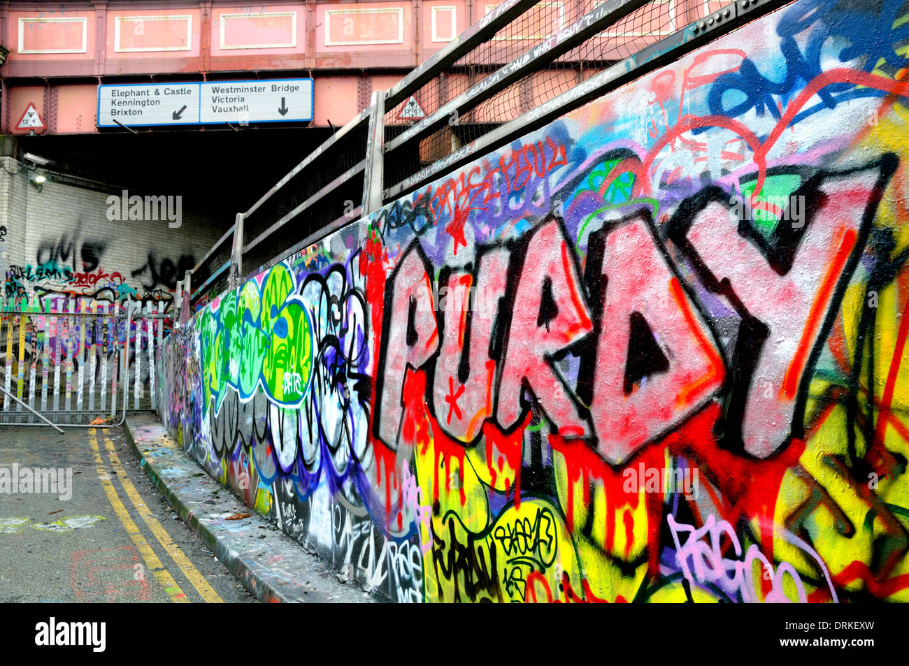 Londra, Inghilterra, Regno Unito. Leake Street Tunnel Banksey / Galleria / i Graffiti Tunnel sotto la stazione di Waterloo: autorizzato area graffiti Foto Stock