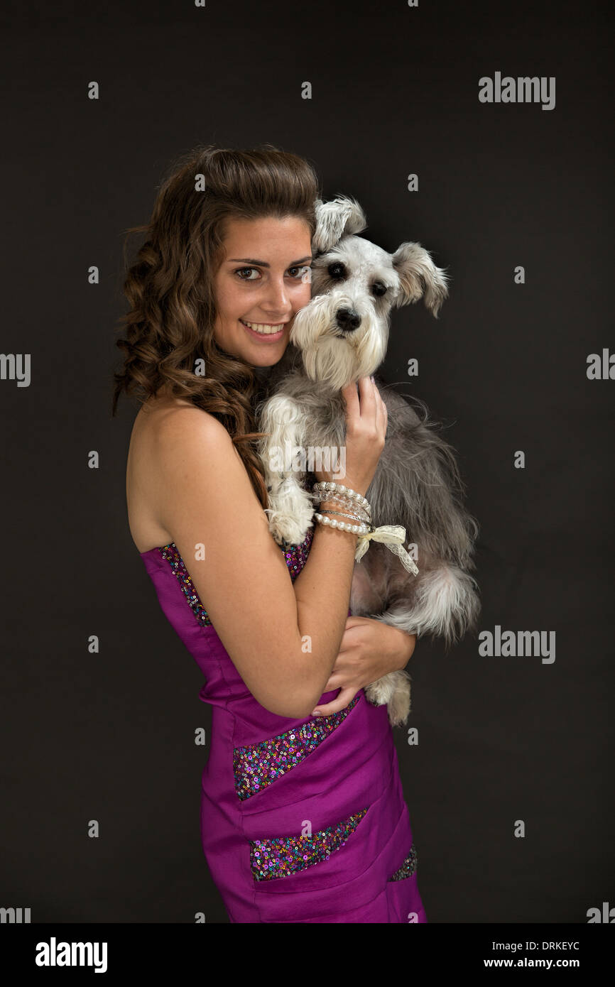 Giovani teen sorridente ragazza ritratto con cucciolo Foto Stock