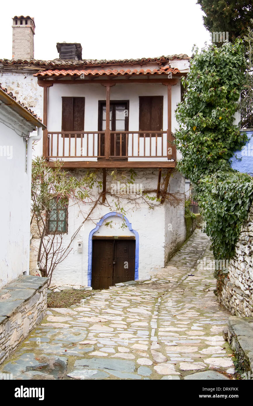 Un vicolo di ciottoli e case nel vecchio villaggio storico di Ampelakia, Larissa, Grecia Foto Stock