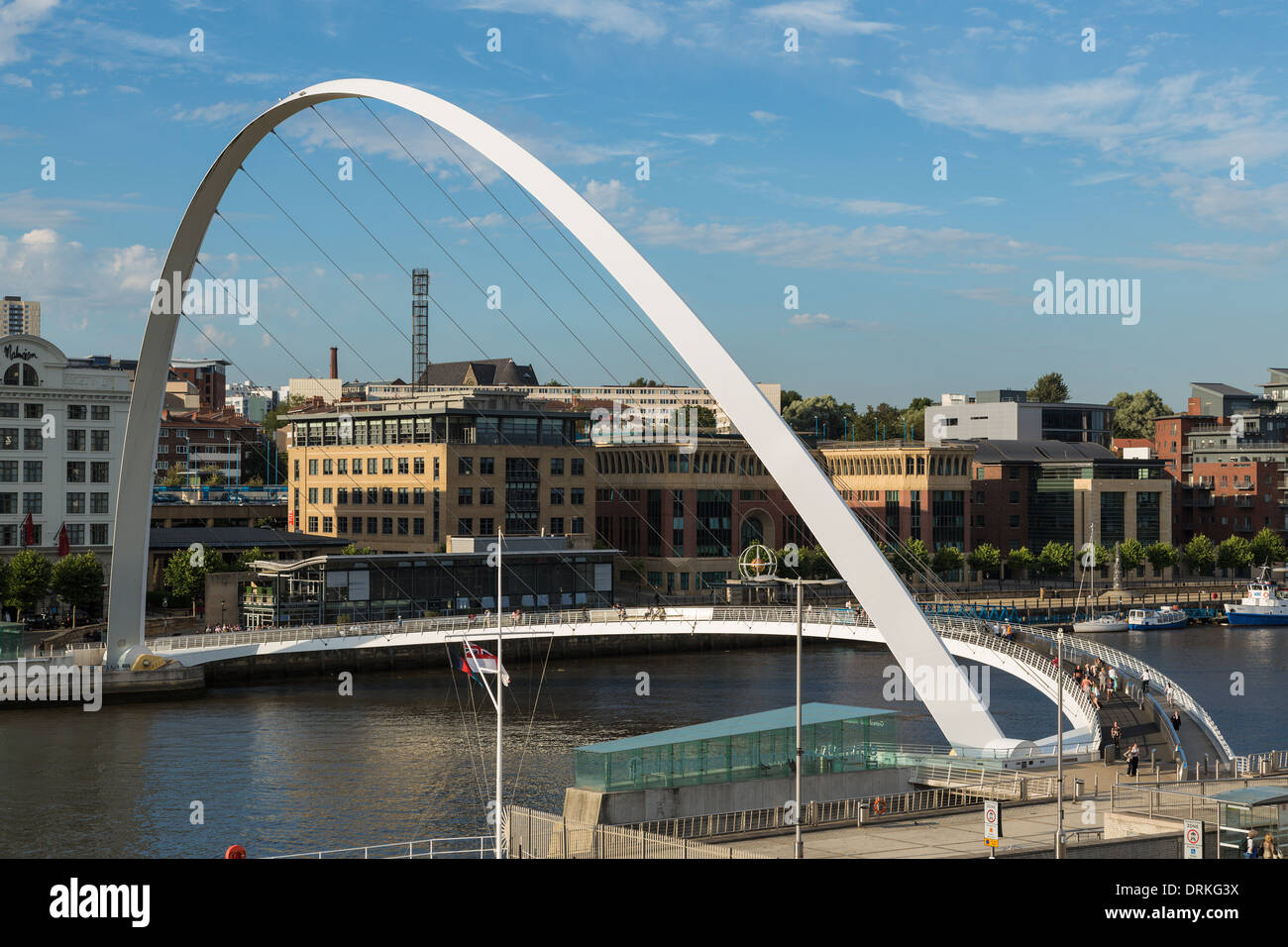 La gente a piedi Gateshead Millennium Bridge, Newcastle sul Tyne, Inghilterra Foto Stock