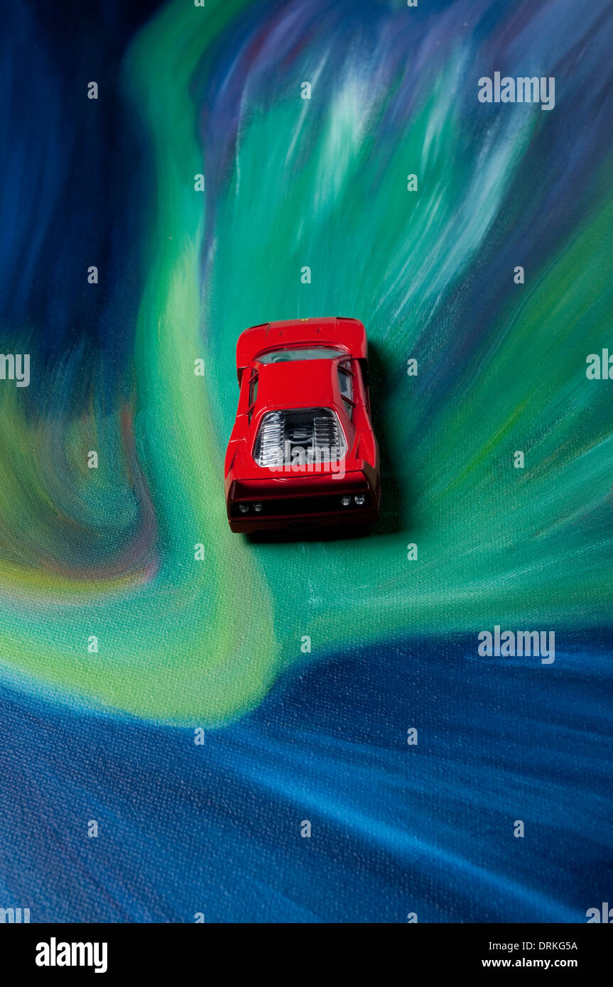 Giocattolo auto sportiva sul verde e Sfondo blu Foto Stock