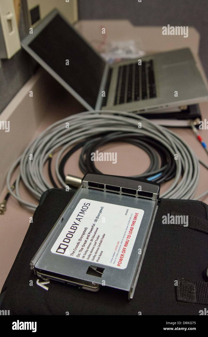 Un disco rigido con clip audio Dolby Atmos giace su di una tavola in un laboratorio presso la sede della società in San Francisco, accanto ai cavi e un Apple Macintosh portatile. - 2013. Foto Stock