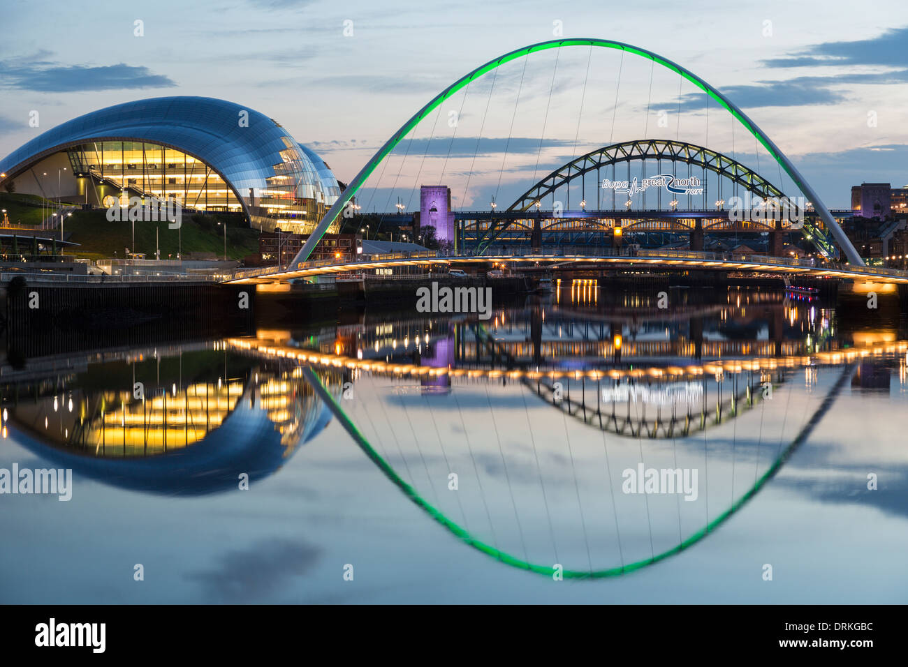 Gateshead Millennium Bridge e la Salvia al crepuscolo, Newcastle sul Tyne, Inghilterra Foto Stock