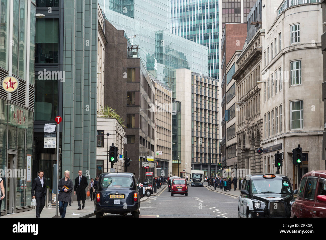 I taxi e gli impiegati, Fenchurch Street City di Londra, Inghilterra Foto Stock