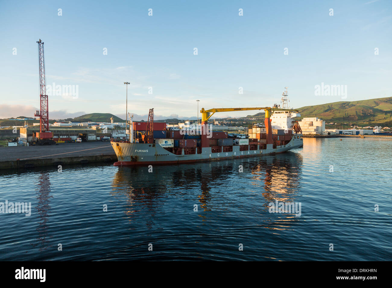 Contenitore nave porto di Praia da Vitoria, isola Terceira, Azzorre, Portogallo Foto Stock