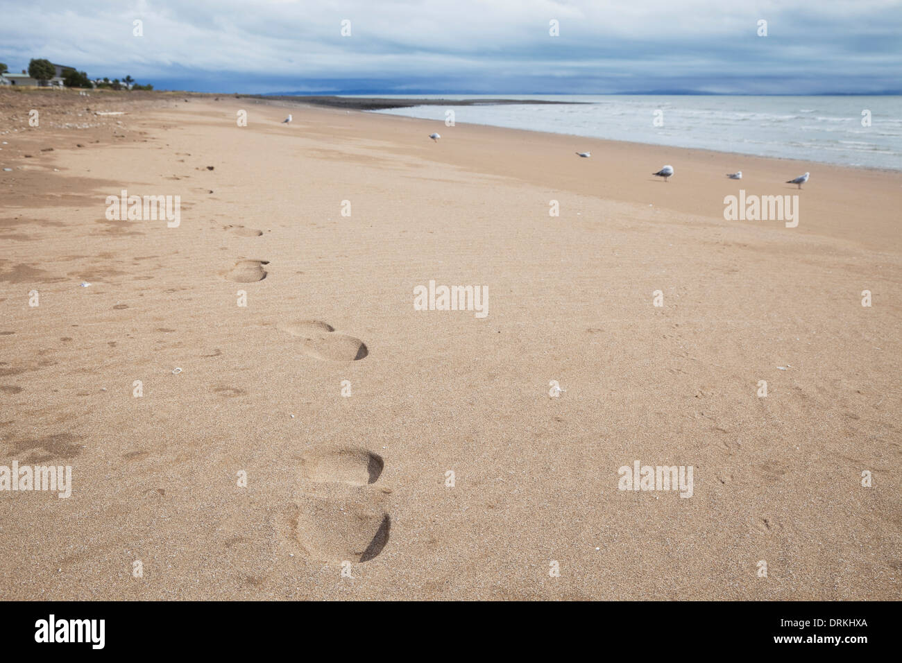 Nuova Zelanda, Penisola di Coromandel, piede tracce sulla spiaggia Foto Stock
