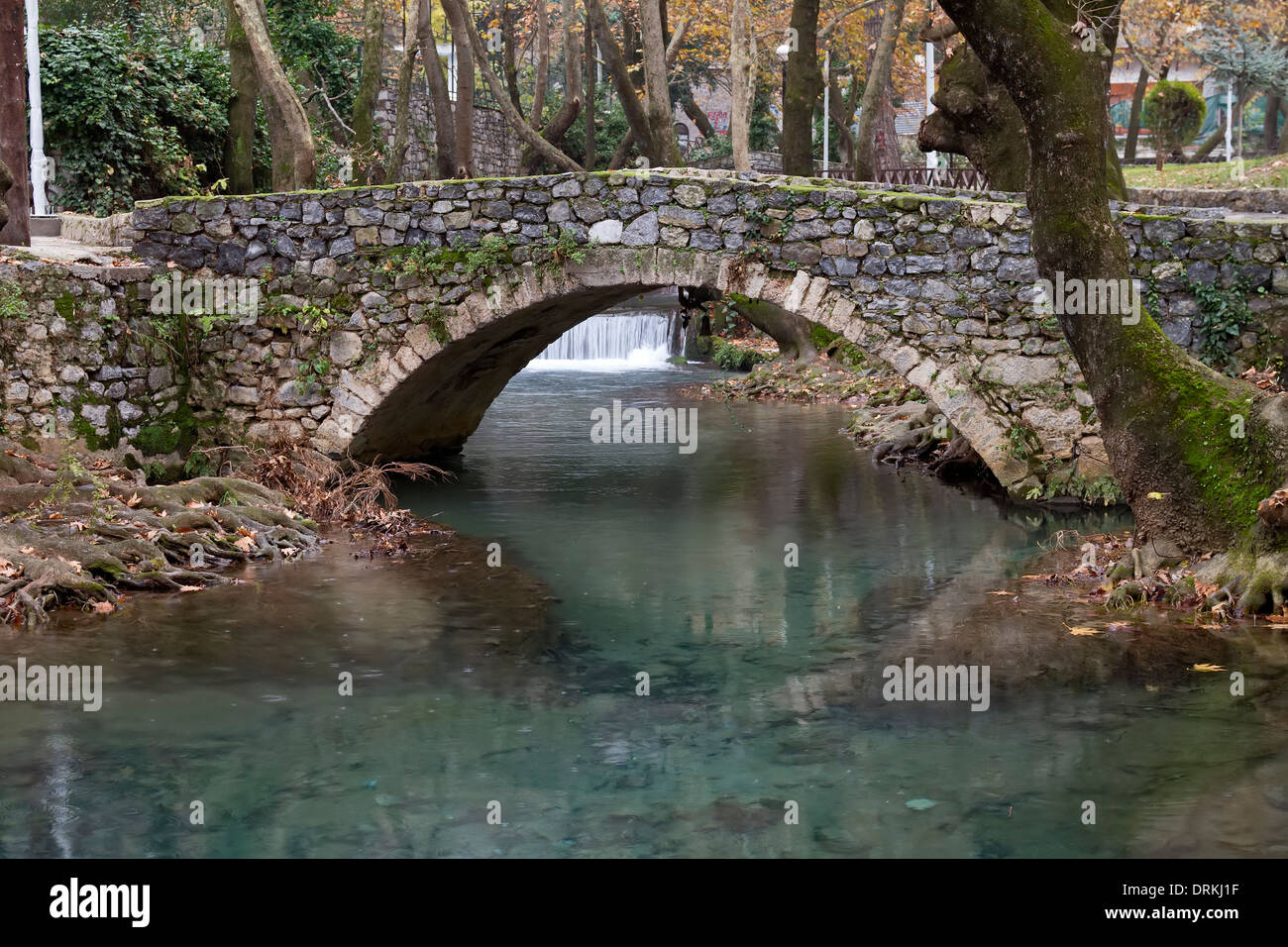 Il piccolo torrente che scorre attraverso la città di Livadia, Grecia centrale Foto Stock