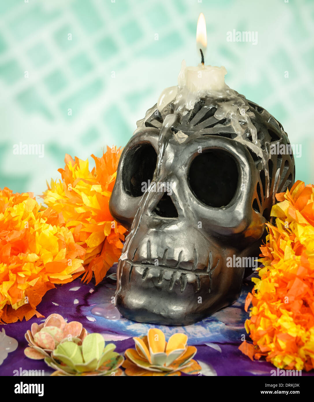 Tradizionale messicano il giorno dei morti altare con cranio fiori e candela Foto Stock