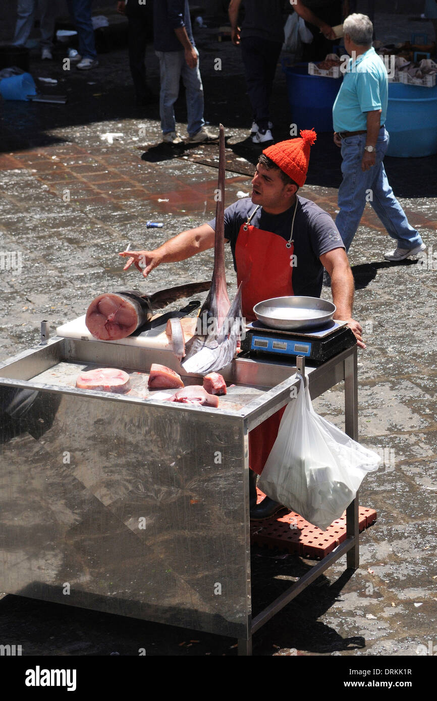 Venditori di pesce contrattare in la pescheria, catania mercato del pesce, Sicilia Foto Stock