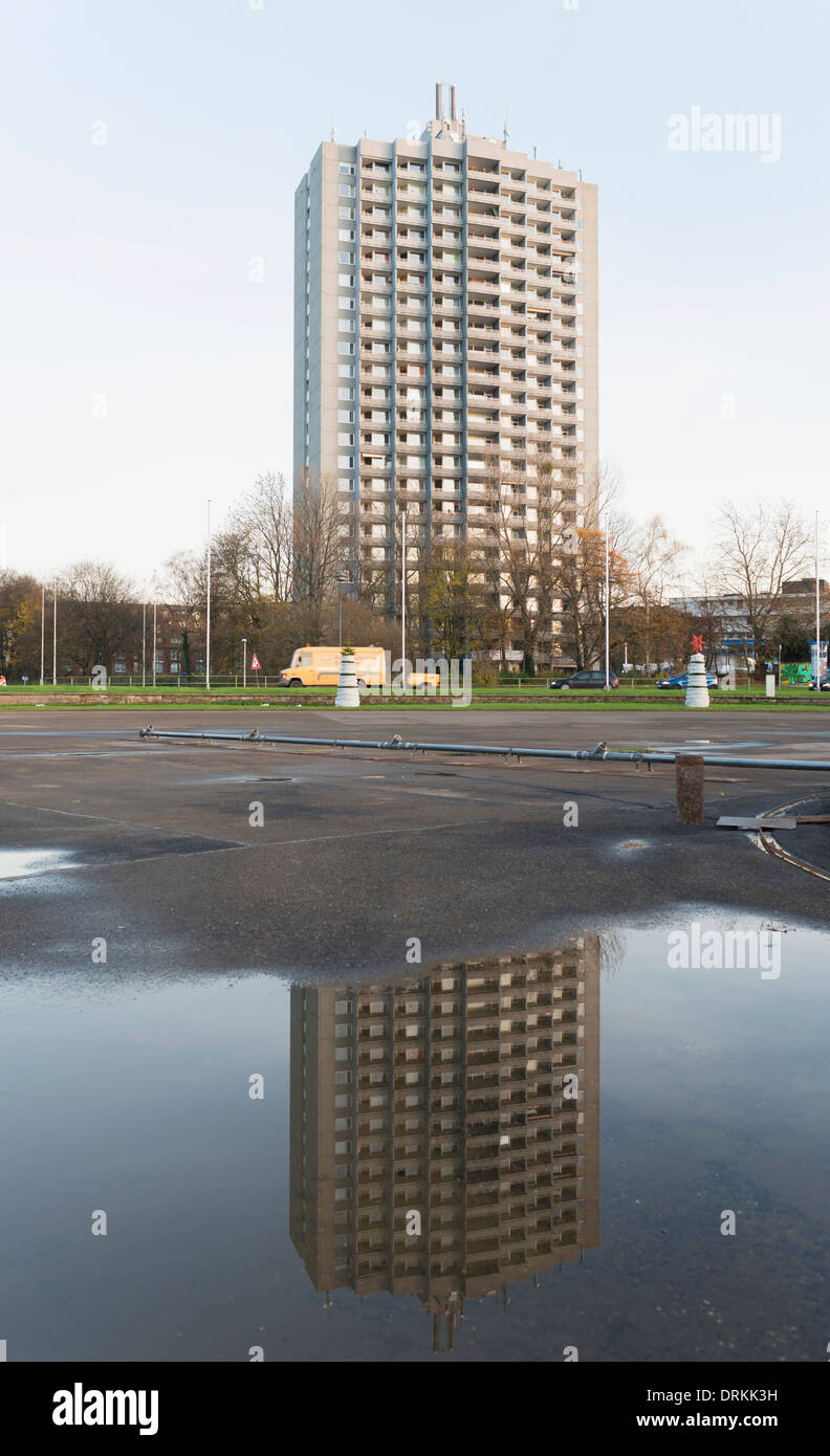 In Germania, in Renania settentrionale-Vestfalia, Aachen, Europaplatz, edificio alto riflettendo a pozza Foto Stock