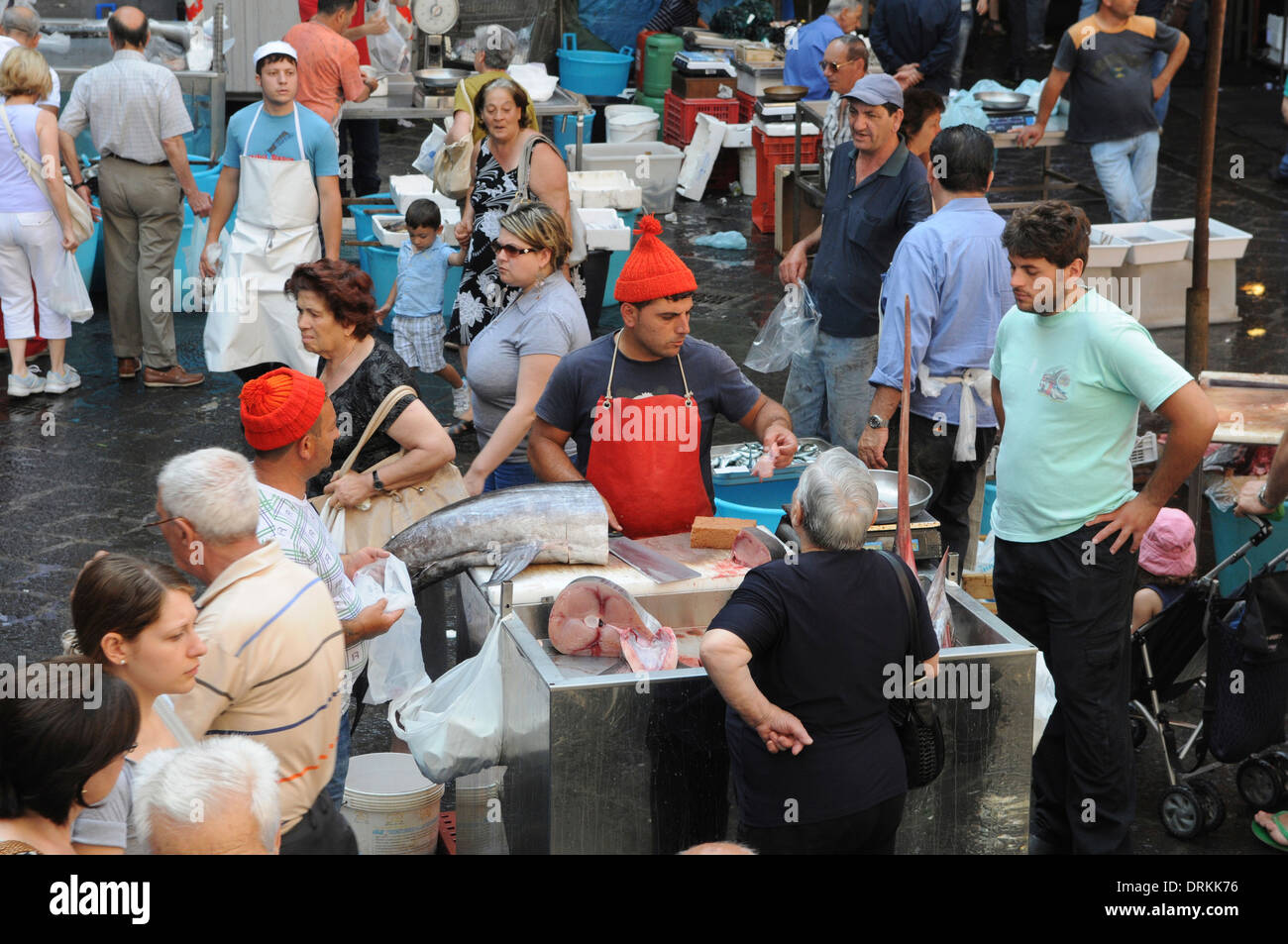 Venditori di pesce contrattare in la pescheria, catania mercato del pesce, Sicilia Foto Stock