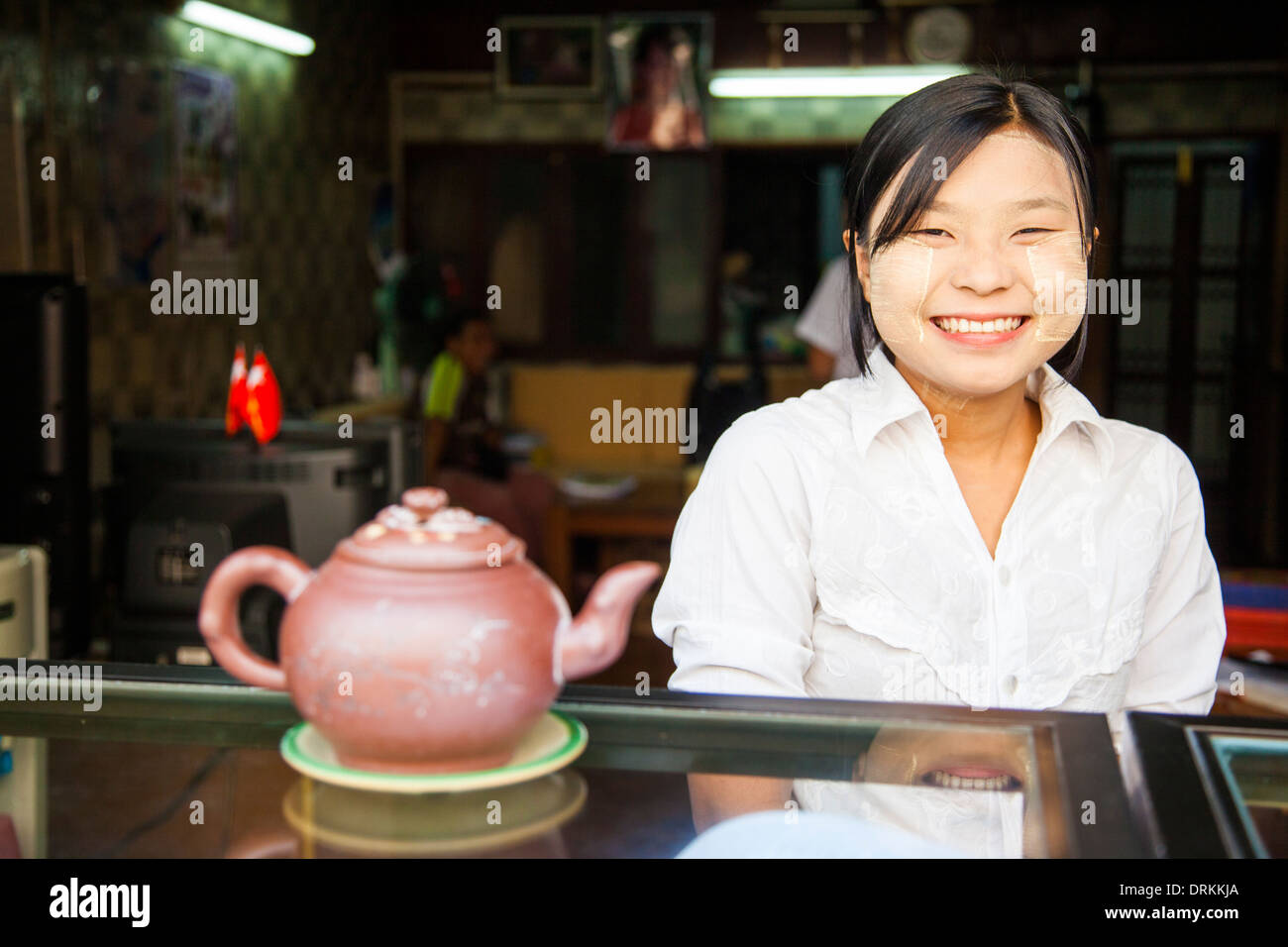 Giovane donna che lavorano presso un negozio di tè, Yangon, Myanmar Foto Stock