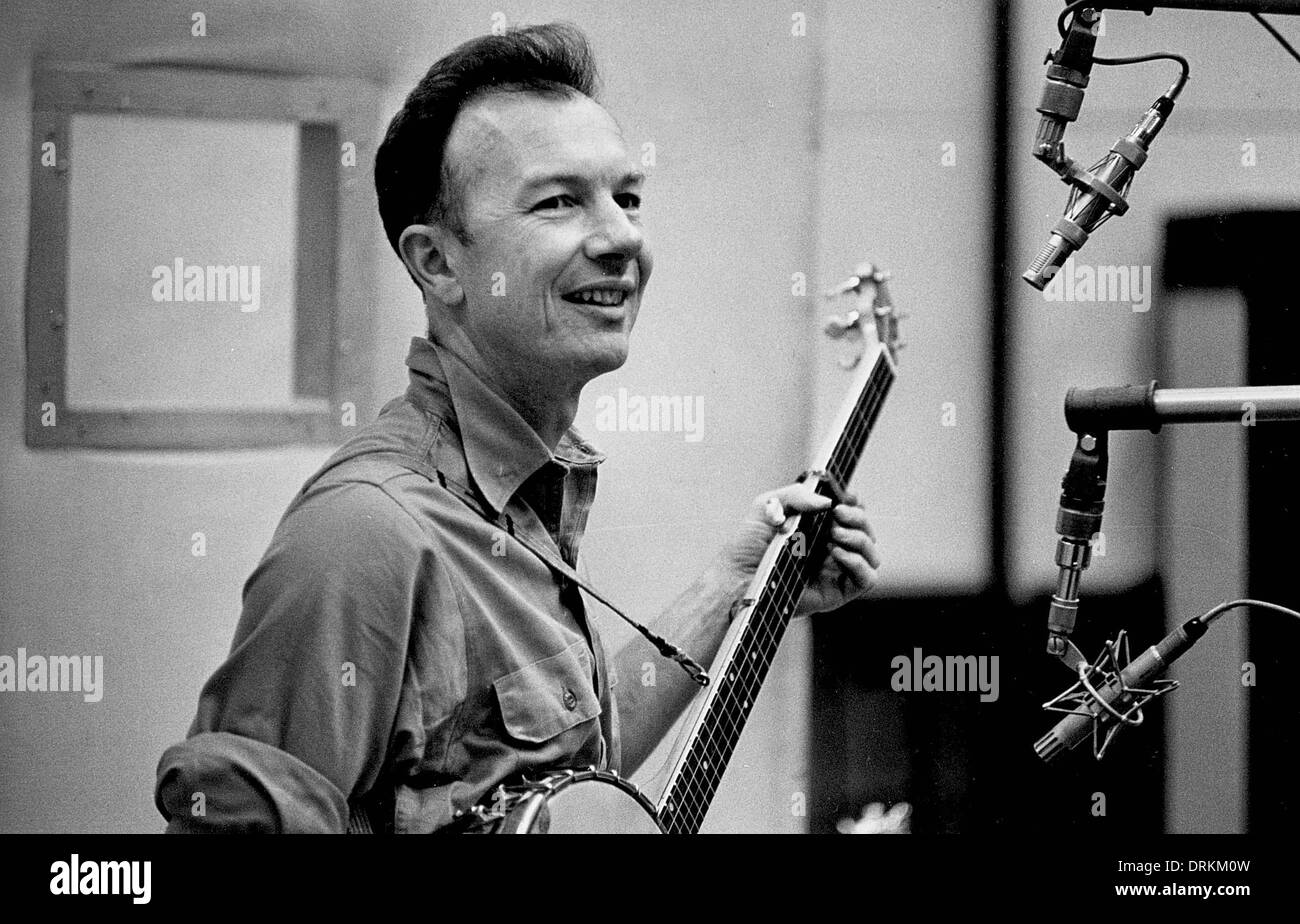 Jan 28, 2014 - file - PETER 'Pete Seeger" era un American Folk cantante o come lui stesso si è definito un 'fiume' cantante. Come membro delle tessitrici era sulla lista nera durante l' era di McCarthy. Negli anni sessanta ha riapparso sulla scena pubblica come un cantante di spicco della musica di protesta a sostegno del disarmo internazionale dei diritti civili, controcultura e cause ambientali. Nella foto : Data Sconosciuta c. 1950 - Pete Seeger in studio. (Credito Immagine: © Globo foto/ZUMAPRESS.com) Foto Stock