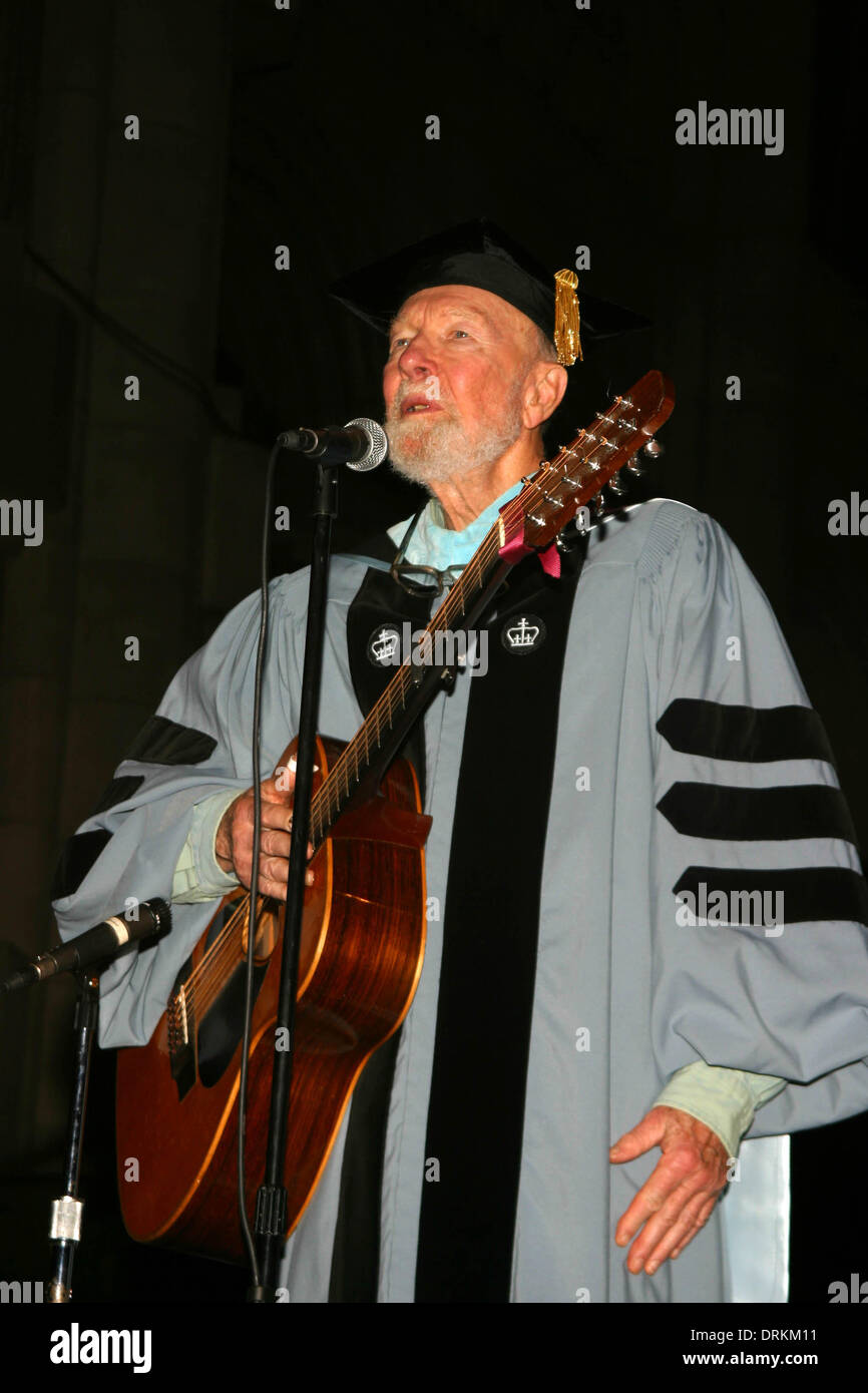 Jan 28, 2014 - file - PETER 'Pete Seeger" era un American Folk cantante o come lui stesso si è definito un 'fiume' cantante. Come membro delle tessitrici era sulla lista nera durante l' era di McCarthy. Negli anni sessanta ha riapparso sulla scena pubblica come un cantante di spicco della musica di protesta a sostegno del disarmo internazionale dei diritti civili, controcultura e cause ambientali. Nella foto - Gennaio 1, 2011 - New York New York, Stati Uniti - Seeger conduce i laureati in 'Girare, Giro,' al collegio docenti dell Università di Columbia Masters Degree inizio convocazione. San Giovanni il divino con la Cattedrale. (Credito Ima Foto Stock