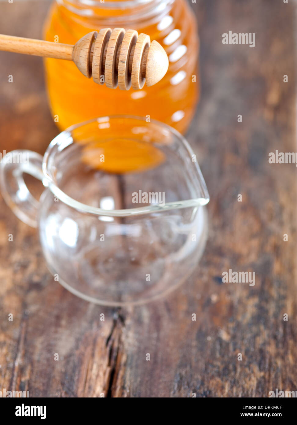 Miele naturale con un pulito il bilanciere non gocciolando Foto Stock