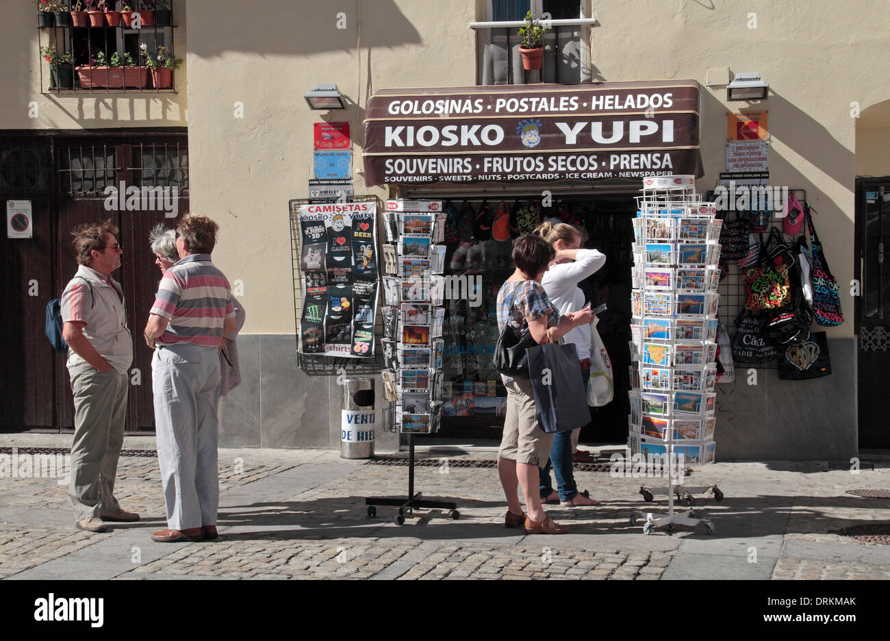 Un turista souvenir shop Vendita di cartoline e doni a Cadice, Andalusia, Spagna. Foto Stock