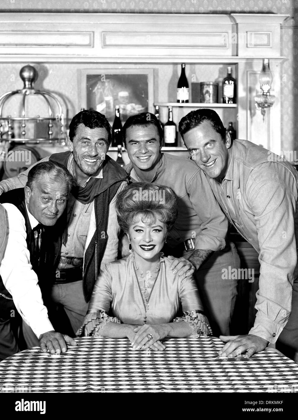 GUNSMOKE CBS Productions serie TV. Da sinistra: Milton Pietra, Ken Curtis, Burt Reynolds, James Arness e Amanda Blake Foto Stock