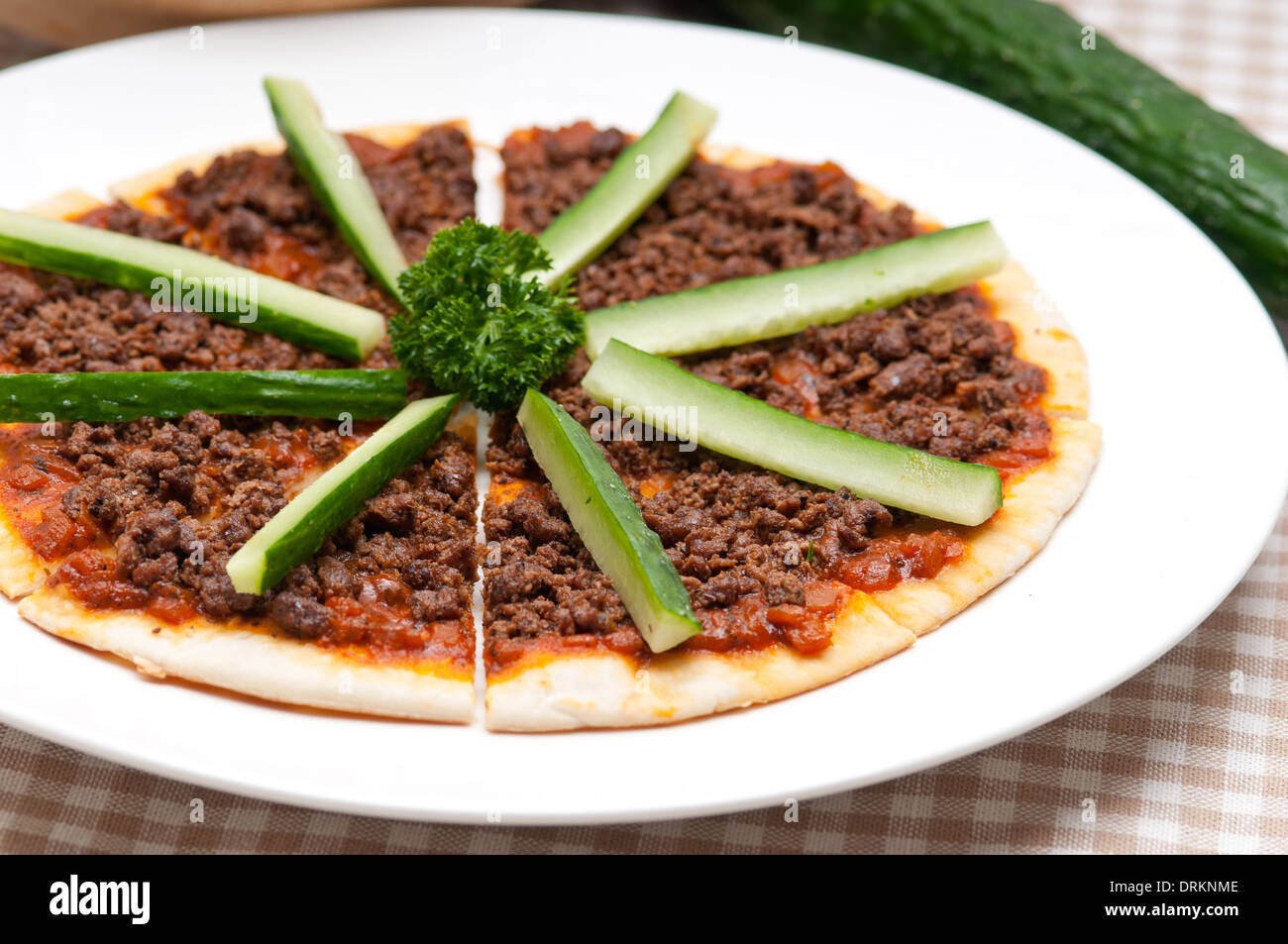 Freschi di forno carni bovine turco la pizza con il cetriolo sulla parte superiore Foto Stock