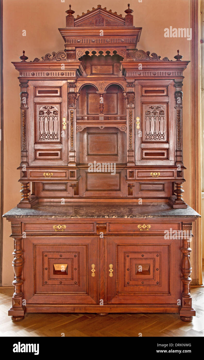 JASOV, Slovacchia - 2 gennaio 2013: Credenza intagliata da 19. cento. Nella hall dal chiostro Premonstratesian in Jasov. Foto Stock