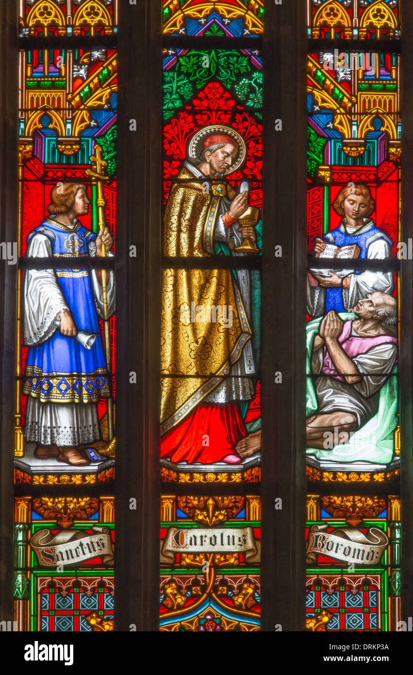 Bratislava - Santo cardinale Carlo Borromeo sul vetro di finestra in st. Martin cattedrale. Foto Stock