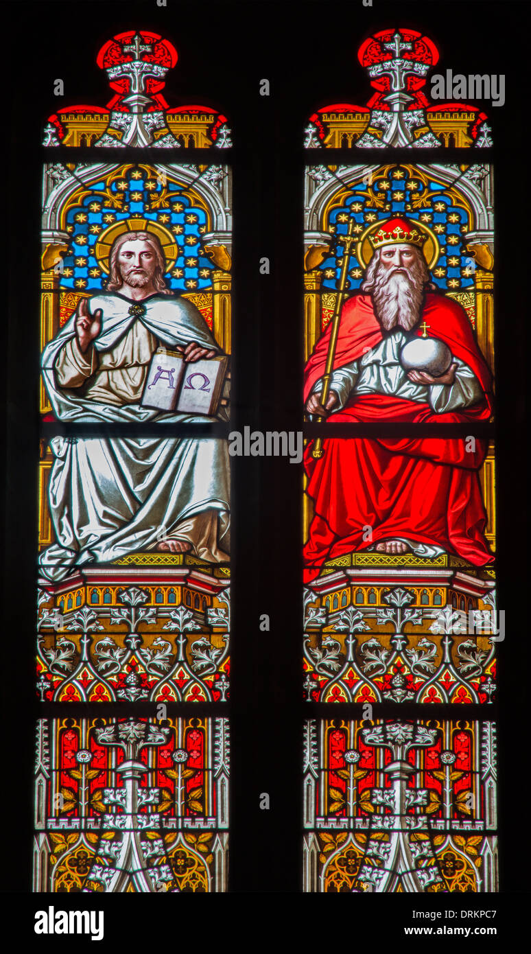 Bratislava - Gesù e Dio Padre sul vetro di finestra da 19. cento. in st. Martin cattedrale. Foto Stock