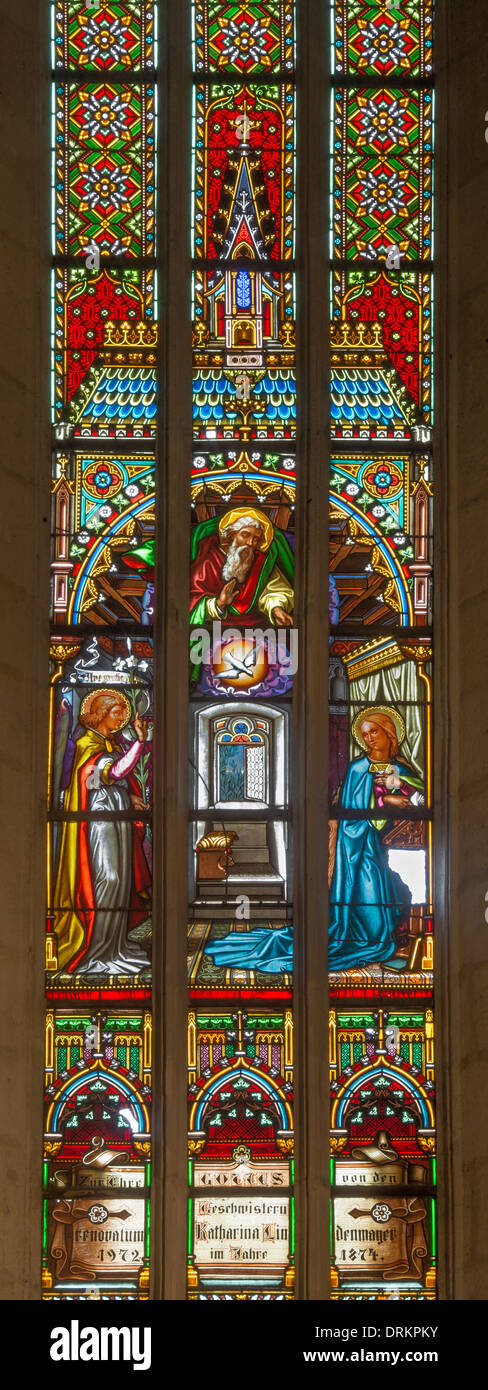 Bratislava - Annunciazione di scena sul vetro di finestra da 19. cento. in st. Martin cattedrale. Foto Stock