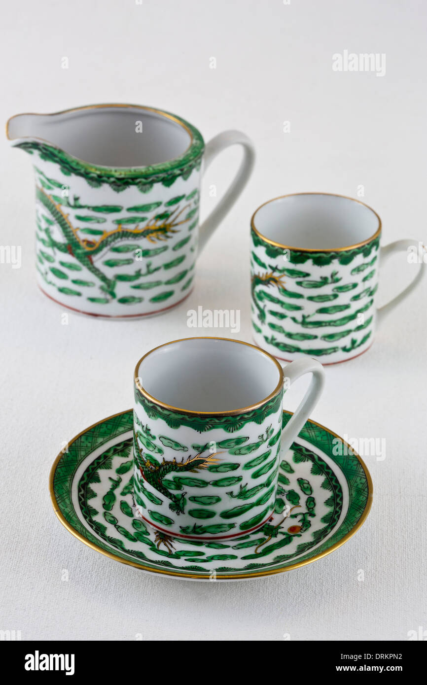 Teacups cinese e bricco per il latte Foto Stock