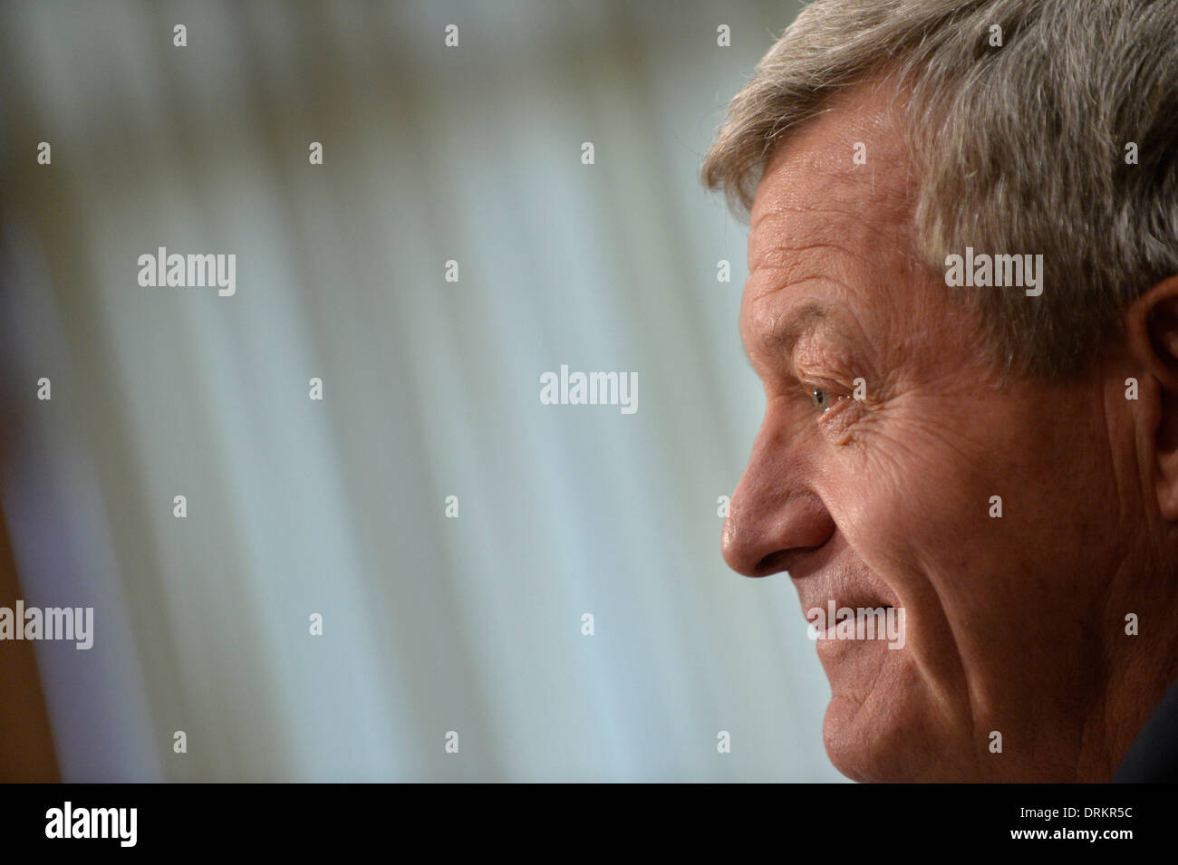 Washington DC, Stati Uniti d'America. 28 gen 2014. Stati Uniti Il senatore Max Baucus (D-MT) testimonia durante la sua audizione di conferma di essere l'ambasciatore statunitense in Cina prima il Senato Comitato delle Relazioni Estere sul Campidoglio di Washington DC, capitale degli Stati Uniti, gennaio 28, 2014. Max Baucus, Presidente Barack Obama la scelta per il nuovo ambasciatore americano in Cina, martedì ha promesso di lavorare duro per migliorare sino-rapporto degli Stati Uniti, che ha definito come "una delle più importanti relazioni bilaterali nel mondo.' Credit: Zhang Jun/Xinhua/Alamy Live News Foto Stock