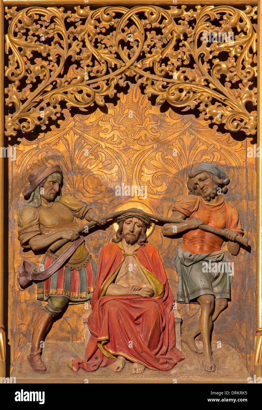 Bratislava - la tortura di Gesù con la corona di spine. Scolpita in rilievo a st. Martin cattedrale. Foto Stock