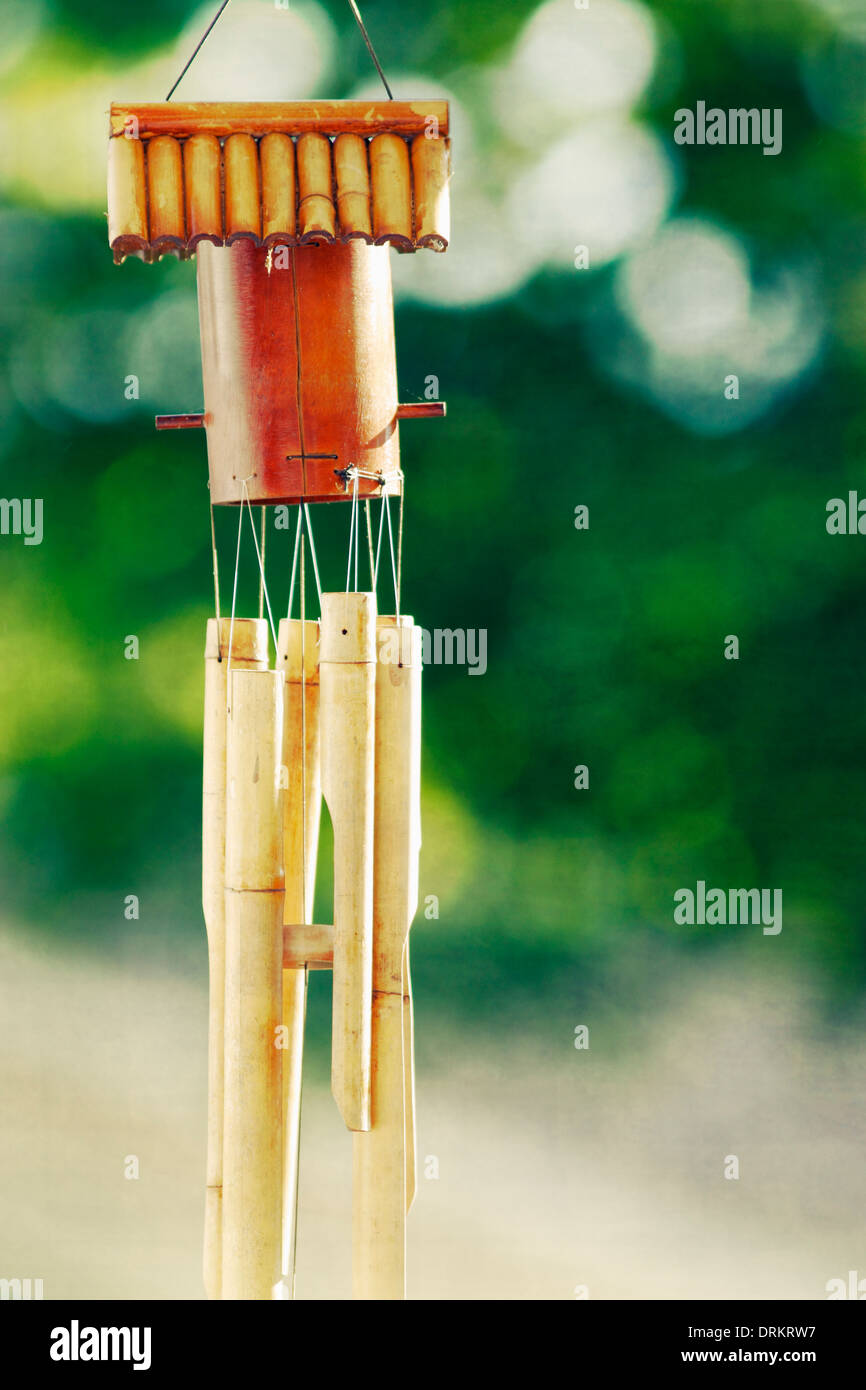 Il bambù scacciapensieri soffiare la brezza estiva. Foto Stock