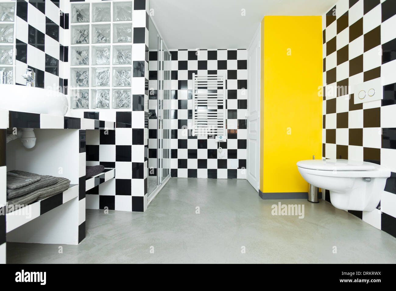 Bagno moderno con a scacchi in piastrelle bianche e nere sulle pareti Foto  stock - Alamy