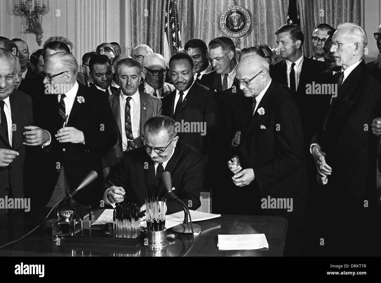 Il presidente statunitense Lyndon B. Johnson segni il 1964 Diritti Civili agiscono come Martin Luther King Jr., gli altri guardano su nella Sala Est della Casa Bianca il 2 luglio 1964 a Washington, DC. Foto Stock