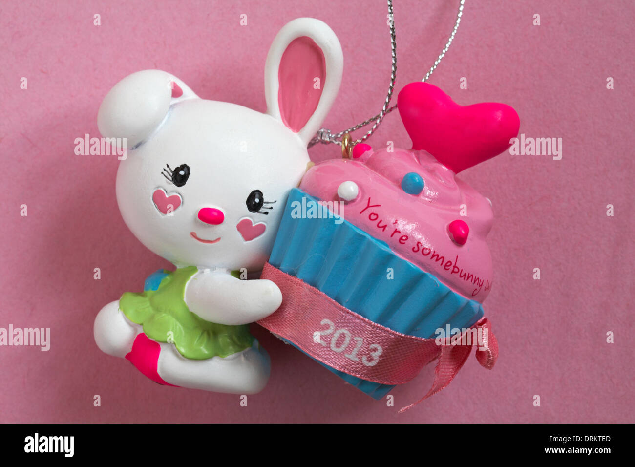 Sei somebunny dolce 2013 hanging ornamento impostato su sfondo rosa Foto Stock