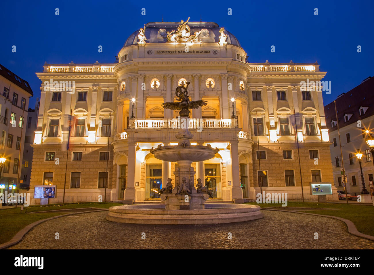 Bratislava - Teatro Nazionale di sera al tramonto Foto Stock