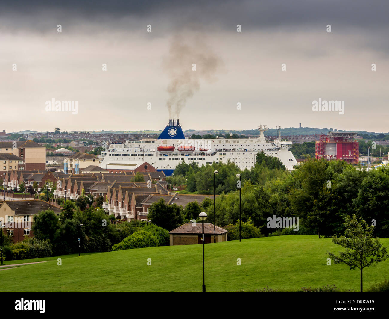 Redburn Dene Park, North Shields con una nave da crociera attraccata nel porto di Tyne, sullo sfondo. Tyneside. Nord-est. Foto Stock