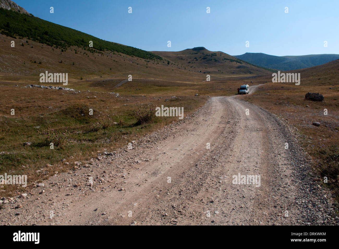 Un furgone sulla strada sporca a Lukomir village, Bjelašnica zona di montagna, Bosnia Erzegovina Foto Stock