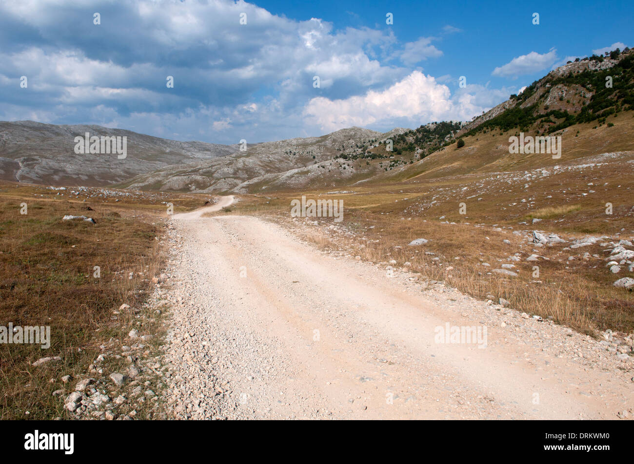 Strada sporca per il villaggio di Lukomir, Bjelašnica area montana, Bosnia-Erzegovina Foto Stock