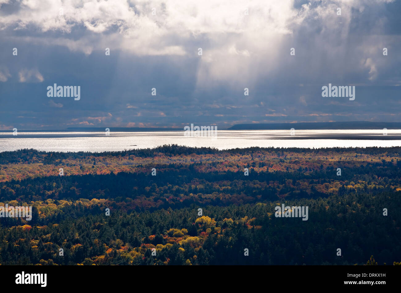 Nuvole temporalesche su Georgian Bay visto dal 'crack' in Killarney Provincial Park, Ontario, Canada. Foto Stock